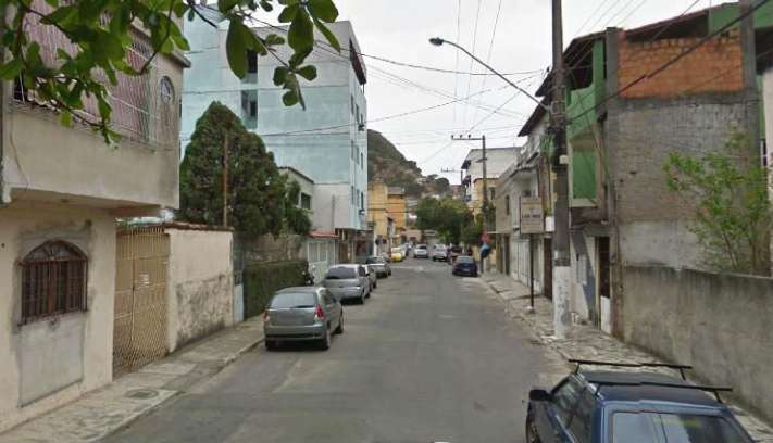 Lixo acumulado em calçada de escola A Gazeta