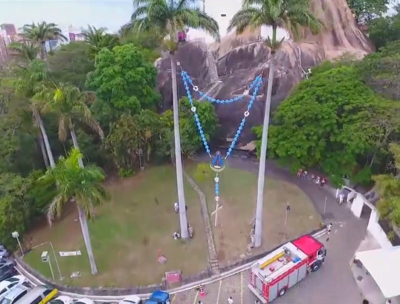 Vídeo de drone mostra colocação de terço no Convento da Penha