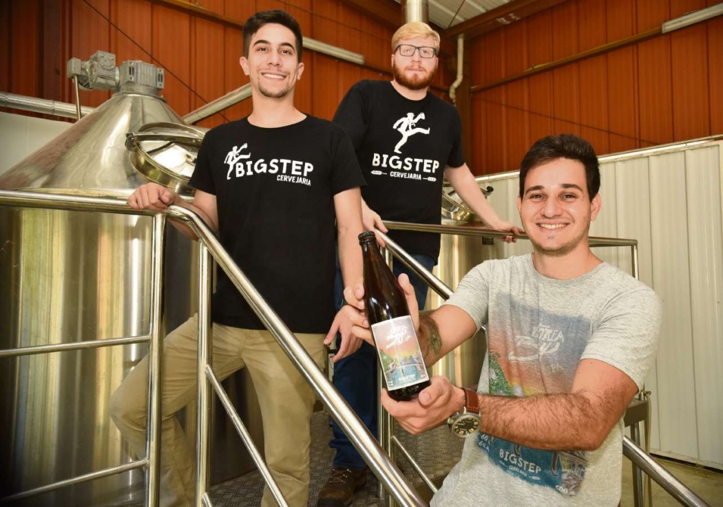 Os jovens cervejeiros, Gustavo de Maio, 24, João Paulo Pinto, 26, e Breno Taliule, 25, criaram a cervejaria Bigstep