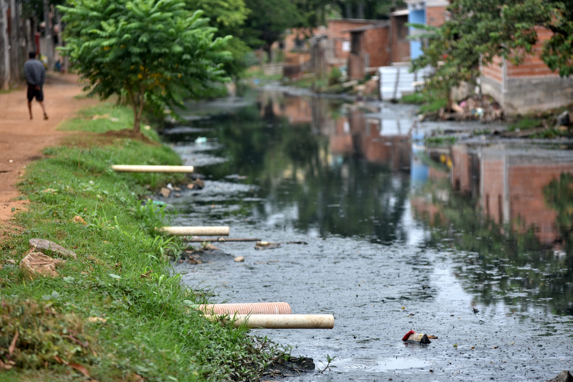 O triste retrato brasileiro: canos despejam esgoto nas águas do Rio Marinho