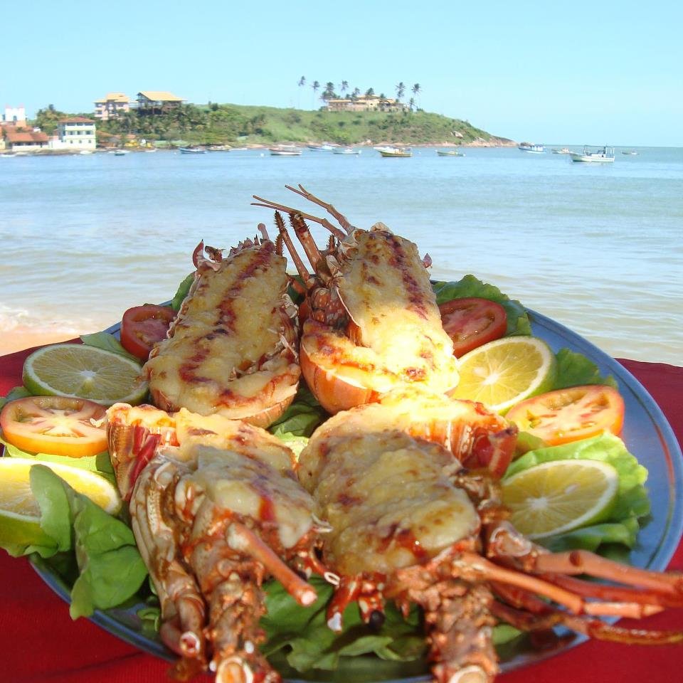 No tradicional restaurante restaurante Gaeta, em Guarapari, os clientes tem a opção de comer com os pés na areia  