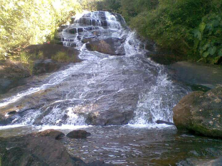 Cachoeira na comunidade de Santana, no distrito de Rio Calçado, em Guarapari