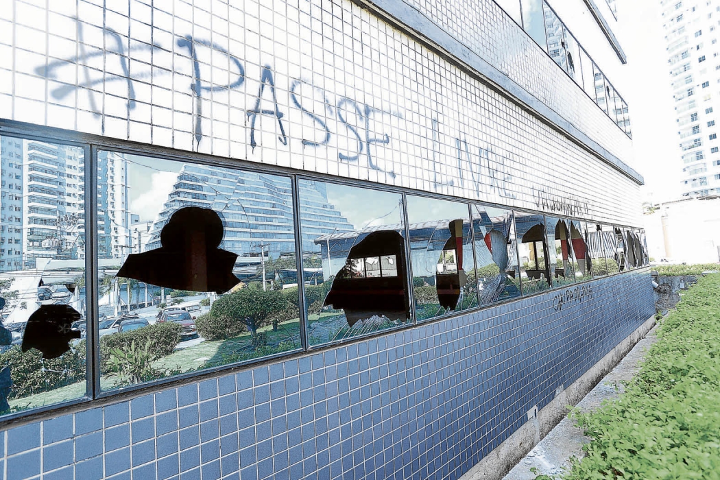Vidraças do Tribunal de Justiça foram quebradas durante protesto em 2013