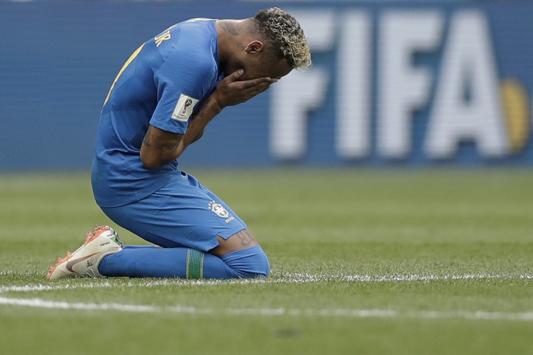 Neymar passou quase 14 minutos no chão nesta Copa do Mundo A Gazeta