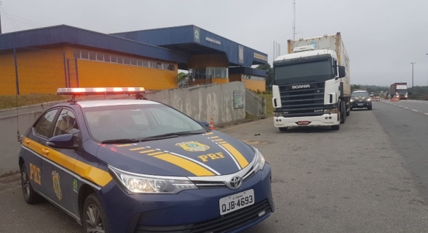 Carga com maconha e partes de franco seria descarregada em Vila Velha