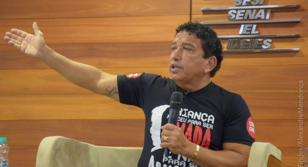 Magno Malta durante a campanha eleitoral em palestra na Findes