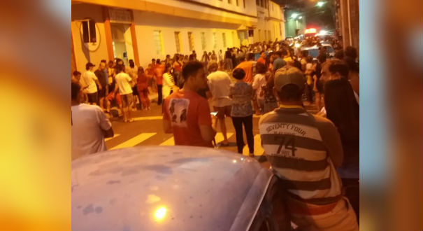 Em Muniz Freire, diversas pessoas se aglomeraram em frente ao hospital para buscar informações sobre os feridos