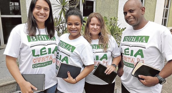 Membros da Igreja Presbiteriana de Cobilândia se preparando para maratona de leitura da Bíblia